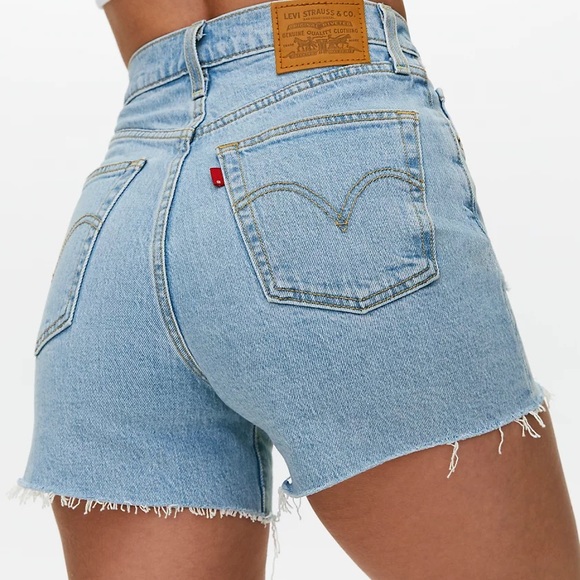 Levis Ribcage Shorts - Picture 2 of 4
